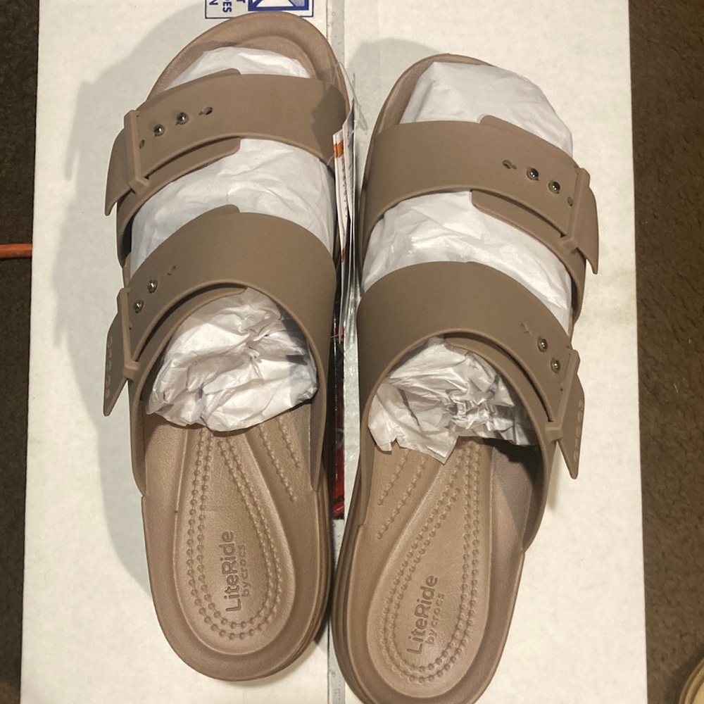 CROCS. Brooklyn Buckle Latte